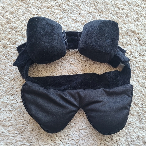 Travel halo pillow and sleep mask - Picture 3 of 6